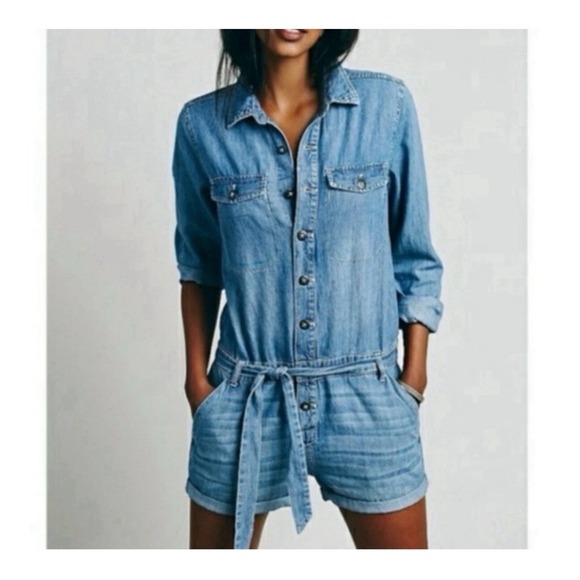 Free People Drapey Denim‎ Romper Women's Sm Blue Belted Cuffed Shorts Boho Retro - Picture 1 of 6